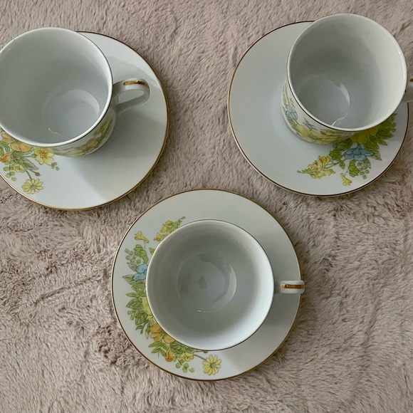 Vintage Ekco International 3 Footed Tea Cups & Saucers SPRING BOUQUET Fine China - Picture 2 of 9